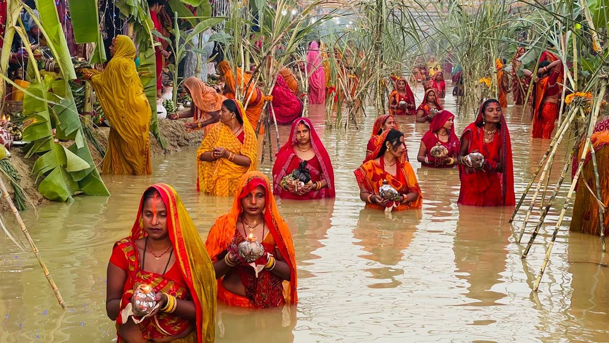 आज छठ पर्वको मुख्य दिन, अस्ताउँदो सूर्यलाई अर्घ्य दिइँदै
